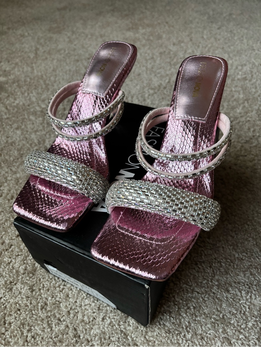 💕💕NIB Embellished Pink Metallic Heels Size 9